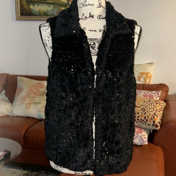 Super comfy Faux Fur Vest w/gold sequin flecks throughout. Lined sleekly - Picture 4 of 14